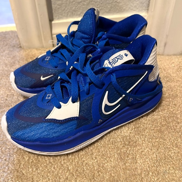 Size 5 blue Nike shoes - Picture 1 of 6